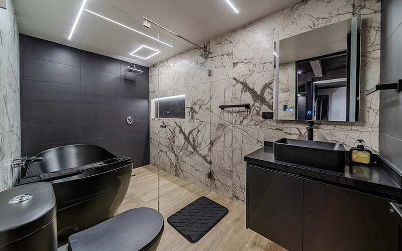 En suite bathroom with soaking tub