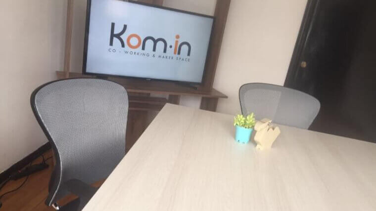 group desk at Kom-In